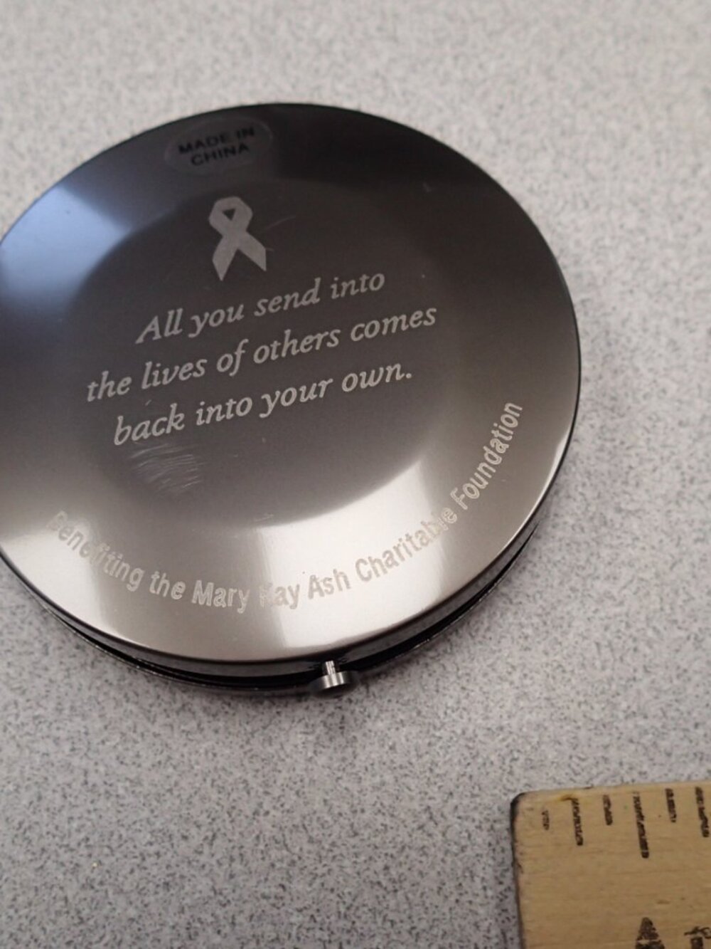 Round Compact w/ mirror - Picture 4 of 4
